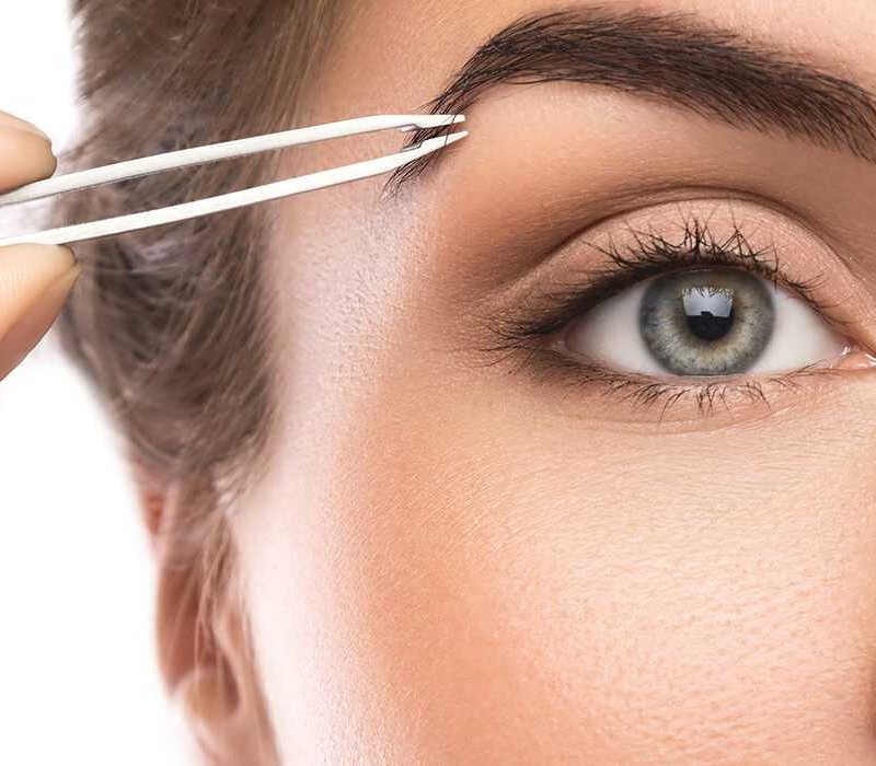 Коррекция бровей пинцетом