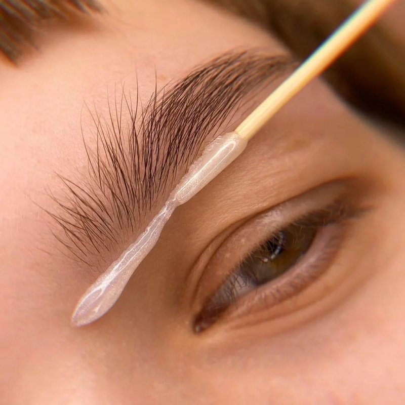 Коррекция бровей воском