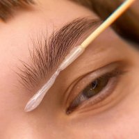 Коррекция бровей воском