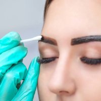 Окрашивание бровей хной