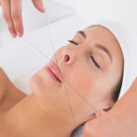 Депиляция всего лица нитью (тридинг)