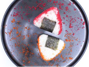 Онигири с лососем