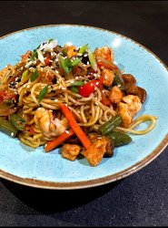 WOK с яичной лапшой, креветками и лососем