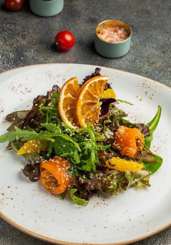 Салат с лососем и апельсиново-горчичной заправкой