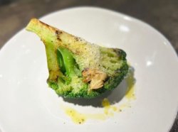 Брокколи с розмарином и пармезаном