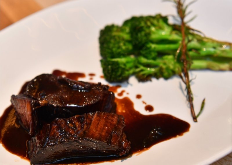 Говядина в соусе порто с брокколи