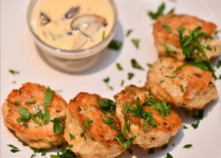 Куриные оладьи с грибным соусом