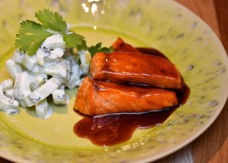 Лосось терияки с салатом из огурца