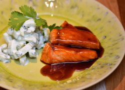 Лосось терияки с салатом из огурца