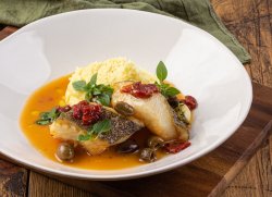 Палтус с картофельным пюре и пармезаном