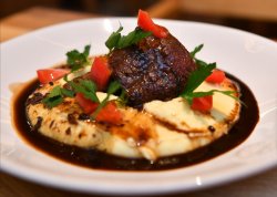 Телячьи щёчки с картофельным пюре