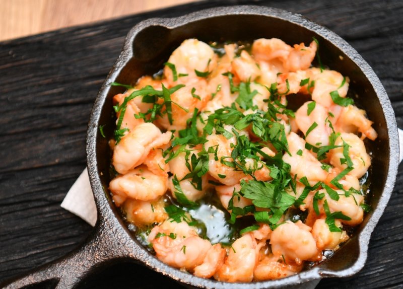 Тигровые креветки с чесноком и петрушкой