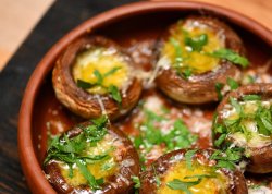 Шампиньоны с чесноком и петрушкой