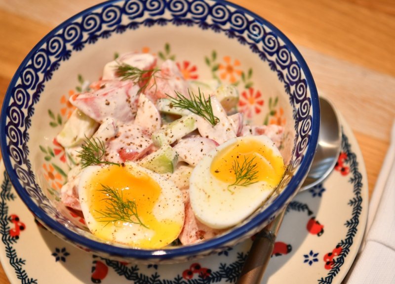 Домашний салат из овощей со сметаной и яйцом