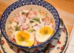 Домашний салат из овощей со сметаной и яйцом