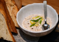 Икра щучья с хрустящими тостами