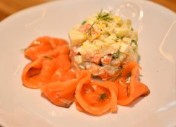 Оливье со слабосолёным лососем