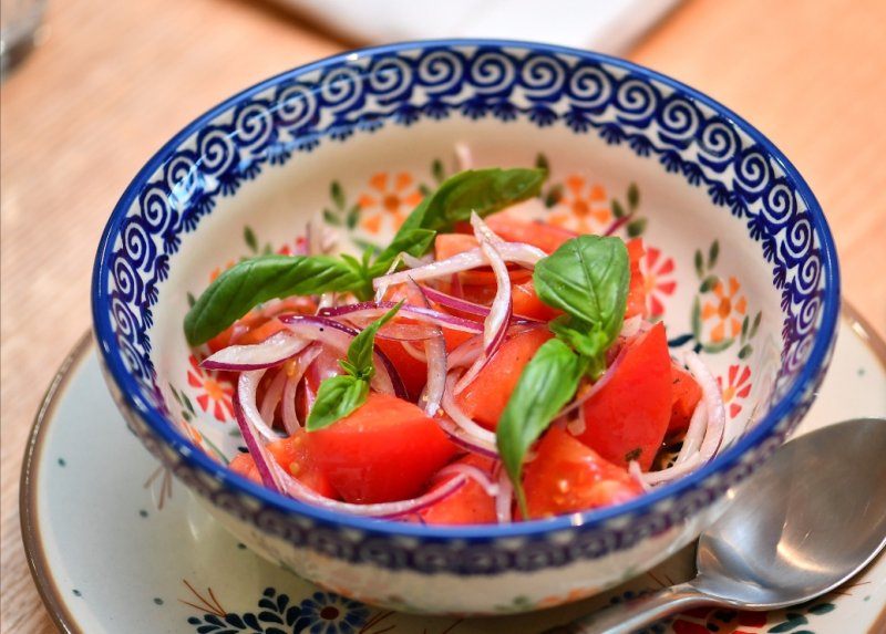 Салат из помидоров с красным луком