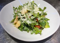 Салат с креветками и руколой