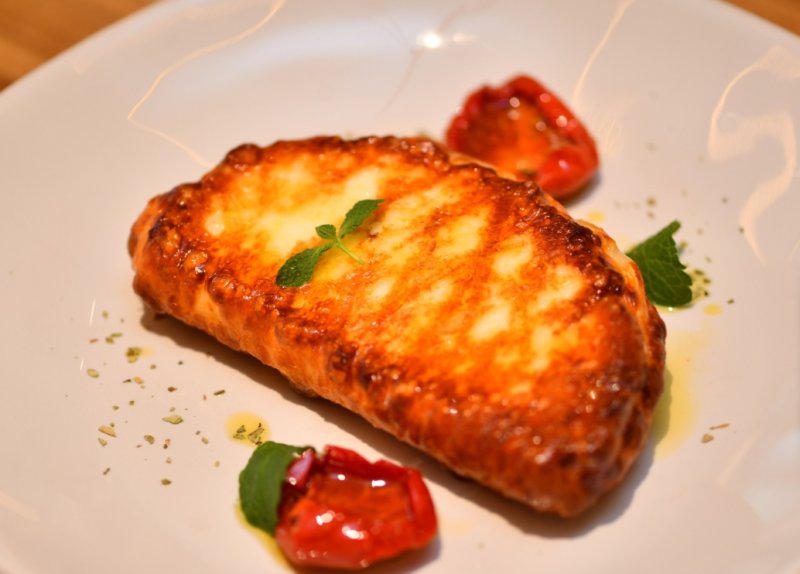 Халуми на гриле с вялеными томатами и мятой