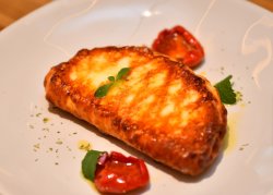 Халуми на гриле с вялеными томатами и мятой