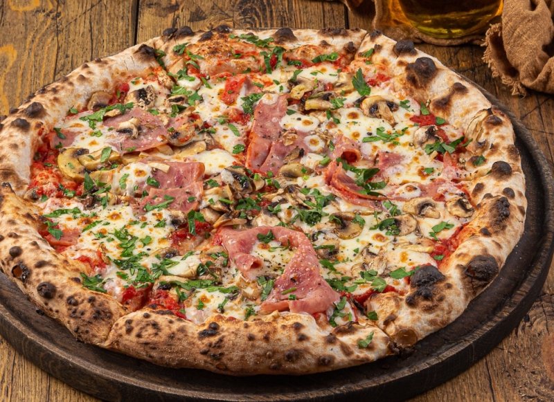 Пицца с ветчиной и грибами
