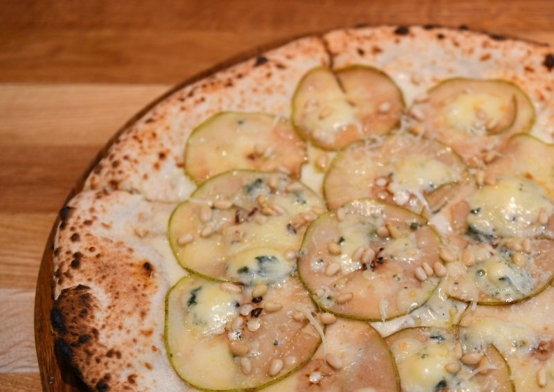 Пицца с горгондзолой и грушей
