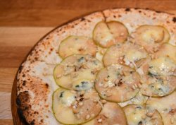 Пицца с горгондзолой и грушей