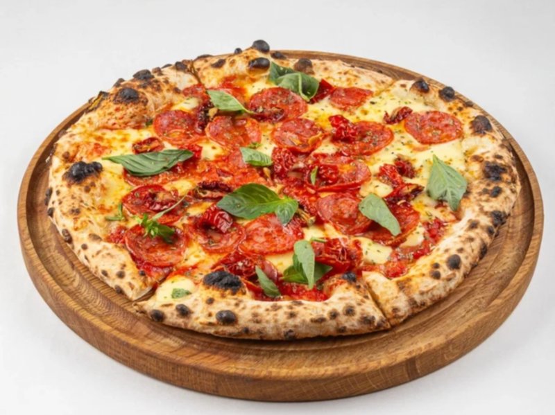 Пицца с чоризо и домашним сыром