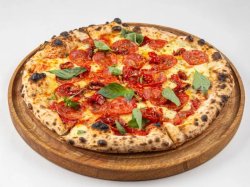 Пицца с чоризо и домашним сыром