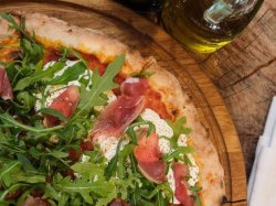 Пицца со страчателлой и вяленой уткой