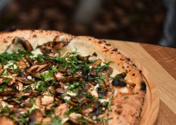 Пицца с грибами и трюфельным маслом