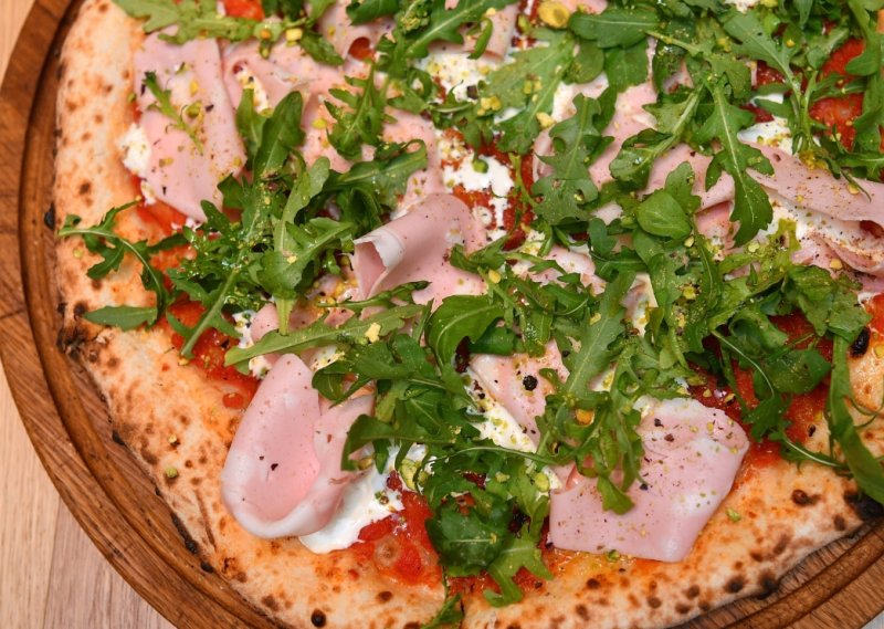 Пицца со страчателлой и мортаделлой