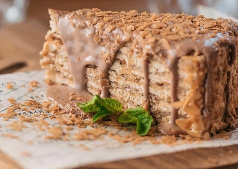 Эстерхази с соусом из молочного шоколада