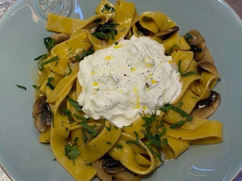 Паппарделле с грибами и страчателло