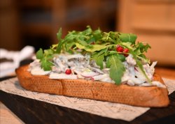 Брускетта с говяжьим языком