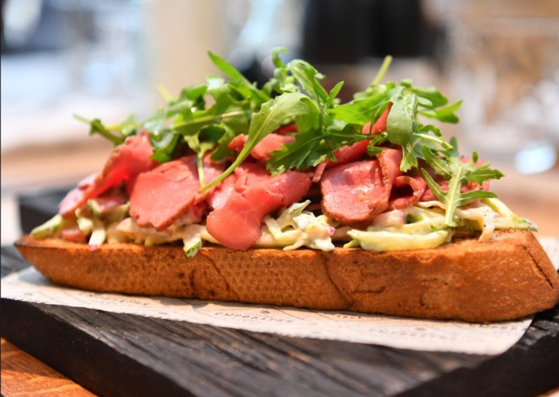 Брускетта с ростбифом