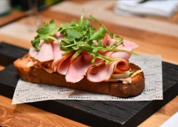 Брускетта с тамбовским окороком