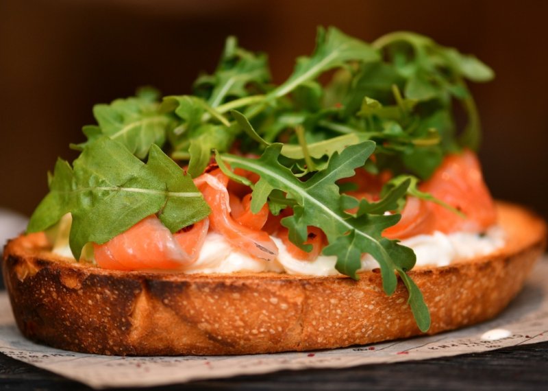 Брускетта со страчателлой и малосольным лососем