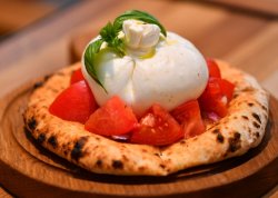 Фокачча с бурратой и томатами