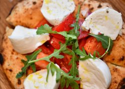 Фокачча с моцареллой помидорами и руколой