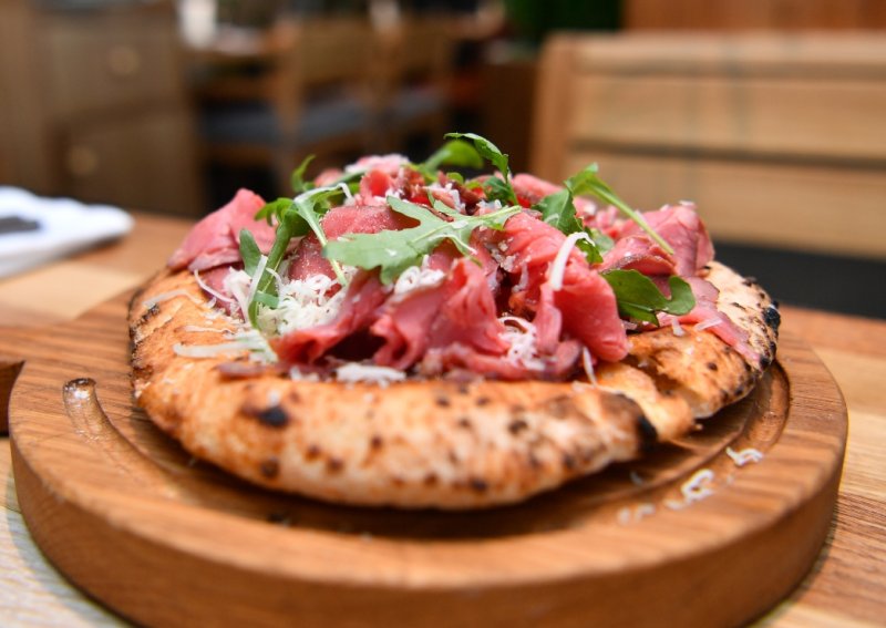 Фокачча с росбифом пастой из фасоли и тунца