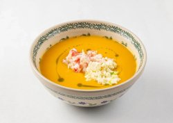Тыквенный суп с рикоттой и крабом