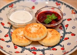 Сырники из рикотты со сметаной и ягодным вареньем