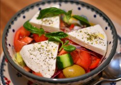 Салат из помидоров и огурцов с брынзой (греческий)