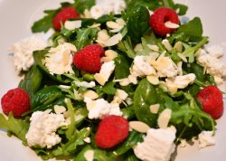 Салат с рикоттой и малиной