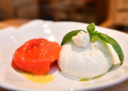 Салат с бурратой на печёном перце и помидорами