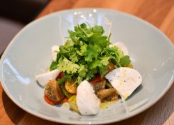 Салат с печёными овощами и моцареллой