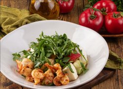 Салат с креветками авокадо и моцареллой