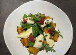 Салат с тыквой из печи и моцареллой